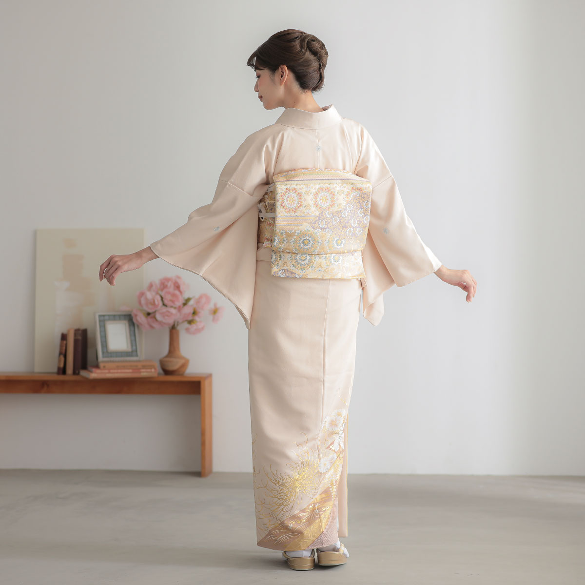【極美品】京都四条高倉「塚喜商事」京紅型染 淡いベージュ色「和更紗文様」 色留袖：E297 桂由美 ピンクベージュ 菊松皮菱(E294)| 色留袖レンタル