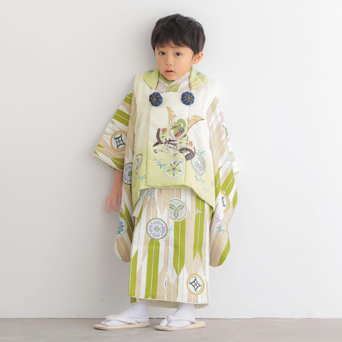 七五三被布 : K042 【三歳男児被布】白×黄緑 兜に丸紋