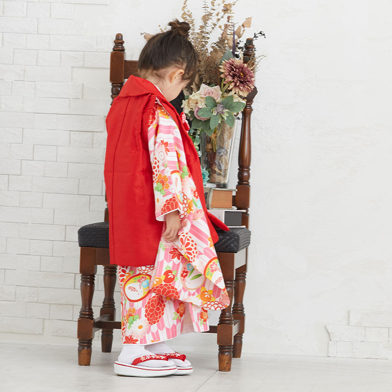 七五三被布 : K048 【三歳女児被布】赤×白・ピンク 矢羽根に花と