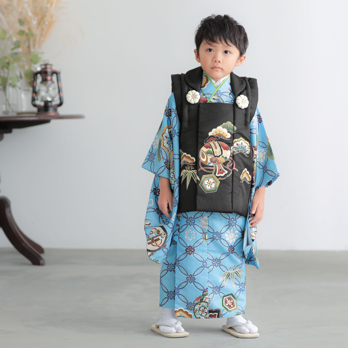 七五三被布 : K075 【三歳男児被布】黒松竹に小槌×青七宝宝尽くし