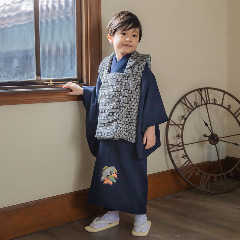 七五三被布 : K102 【三歳男児被布】黒麻の葉×紺刺繍鶴松 | 七五三着物