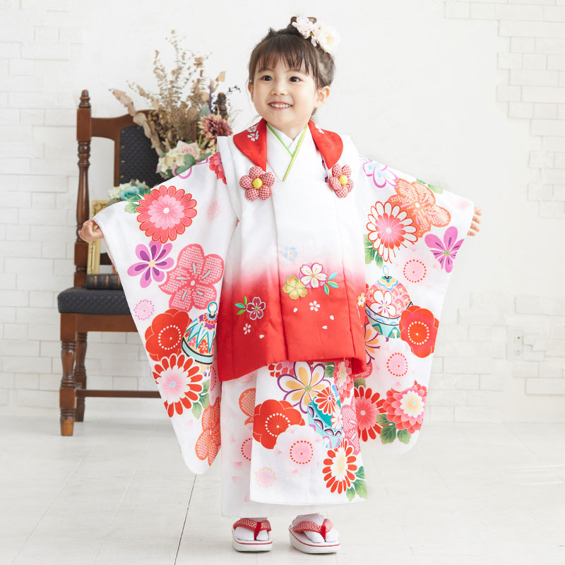 七五三被布 : K115 【三歳女児被布】白×白赤暈し 梅菊に鈴 | 七五三