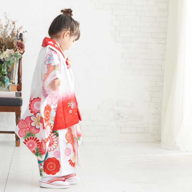 510ag27□七五三 三歳 女児 着物&被布 金彩 鈴 梅 白□状態良好 510ag□七五三 三歳 女児 着物&被布 金彩 鈴 梅 白□状態良好 - メルカリ