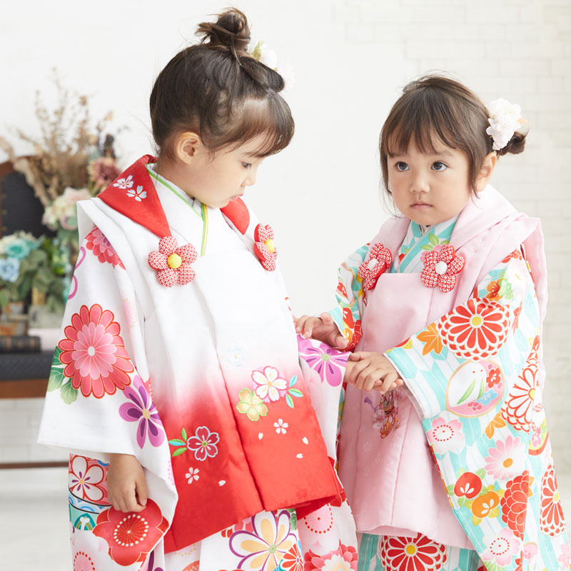 七五三被布 : K115 【三歳女児被布】白×白赤暈し 梅菊に鈴