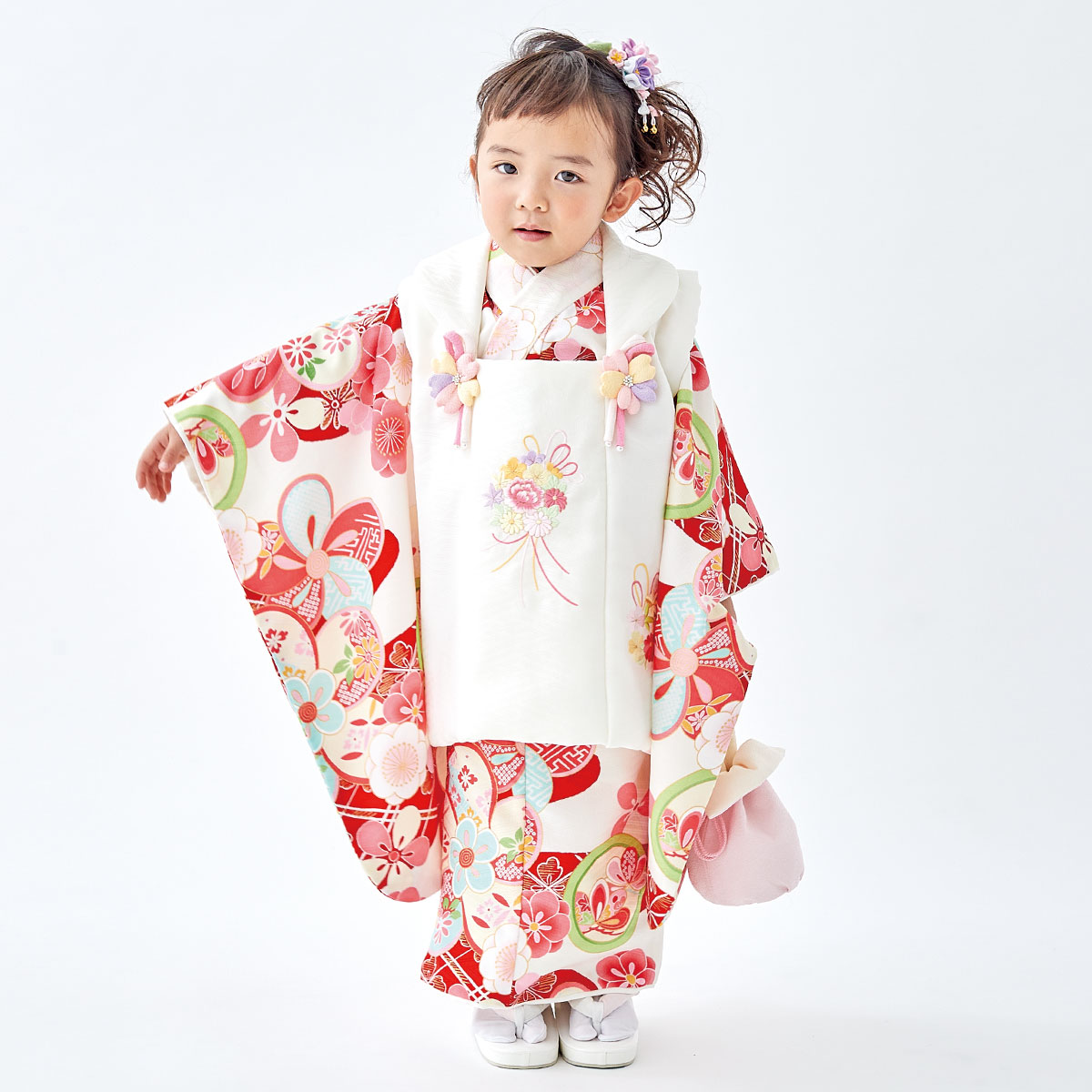 七五三被布 : 式部浪漫 K191 【三歳女児被布】白花の薬玉×白赤ねじれ梅