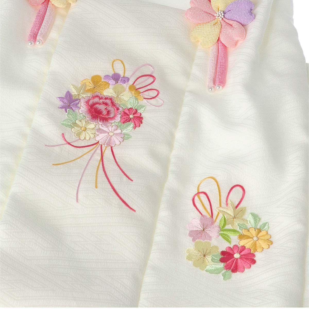 七五三被布 : 式部浪漫 K191 【三歳女児被布】白花の薬玉×白赤ねじれ梅