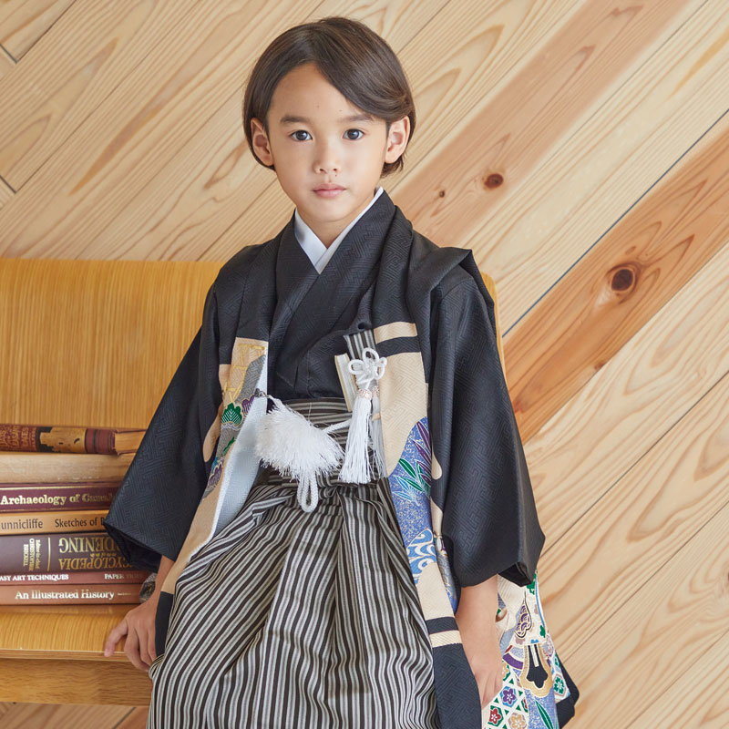 七五三５歳完全フルセット‼️黒地系✨人気縞正統派袴✨日本男子袴姿✨最高の思い出記念 男児袴：BY070 【五歳】黒兜に軍配×黒縞 七五三男児袴レンタルセット