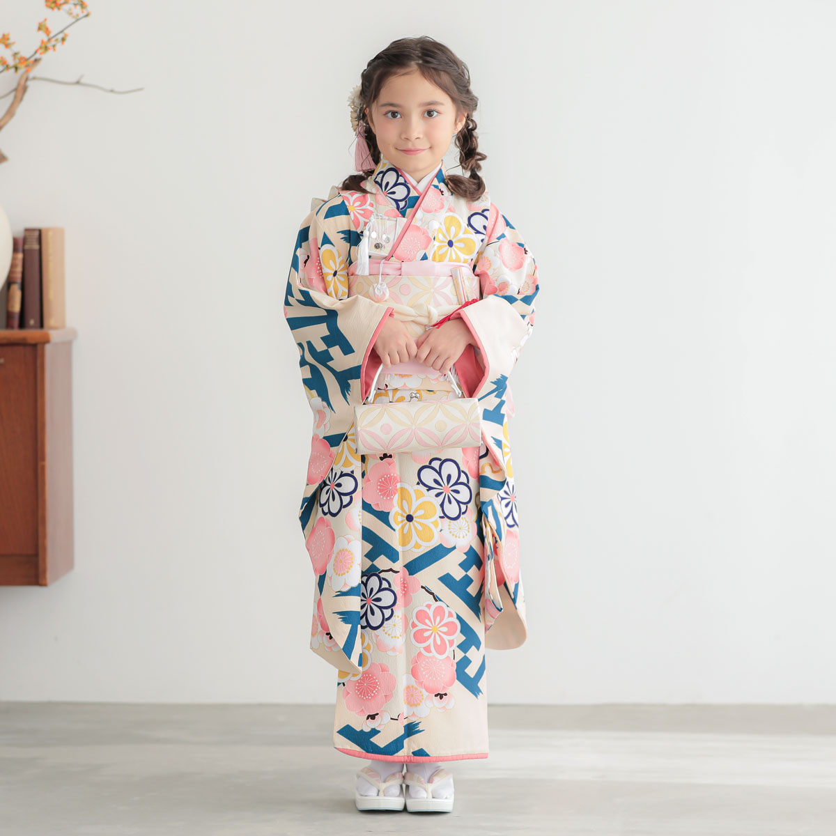 七五三七歳四つ身：N044 クリーム色 破れ紗綾形に梅の花の丸 | 七五三