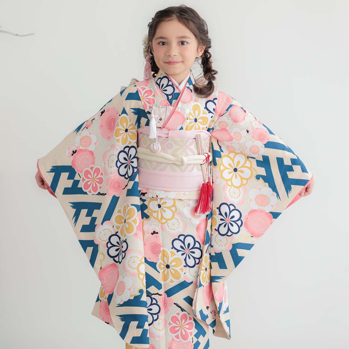 七五三七歳四つ身：N044 クリーム色 破れ紗綾形に梅の花の丸 | 七五三