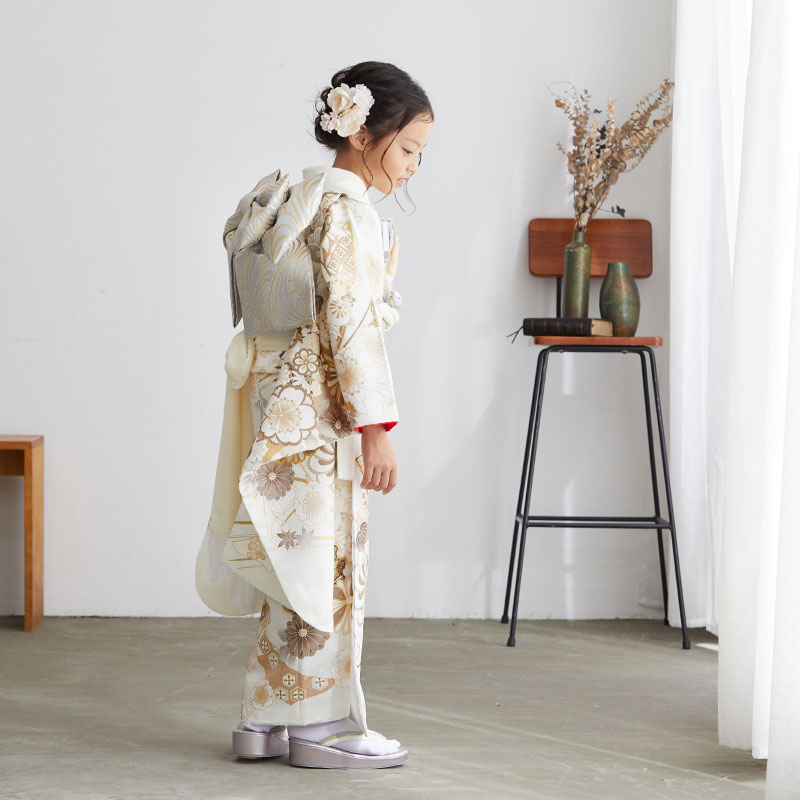 専用です☆アンティーク白系着物にだらり帯☆七五三フルセット 七五三七歳四つ身：N100 オフホワイト 流水に熨斗束と花々 | 七五三