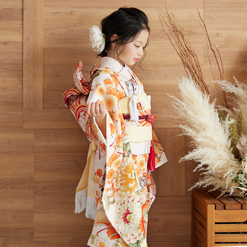 アンティークオレンジに花薬玉の着物と作り帯☆2歳から3歳 七五三で輝く】3歳のアンティーク着物レンタル！被布セットの魅力