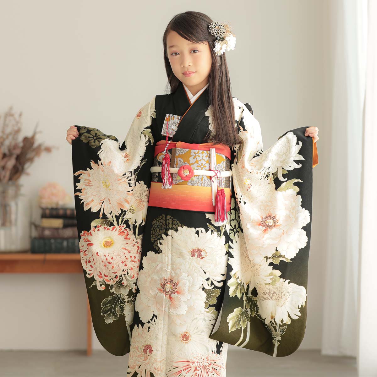 七五三七歳四つ身：N130 芸艸堂 黒 菊牡丹白 | 七五三着物レンタル