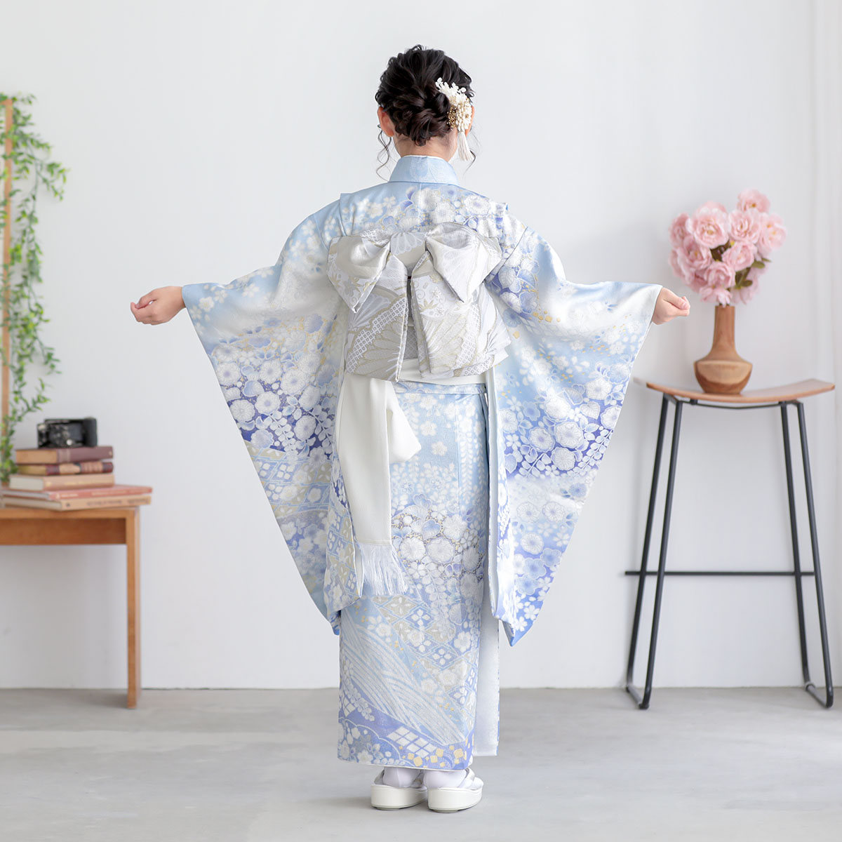 七五三七歳四つ身：N226 【正絹】白×淡ブルー 金通し辻が花 | 七五三