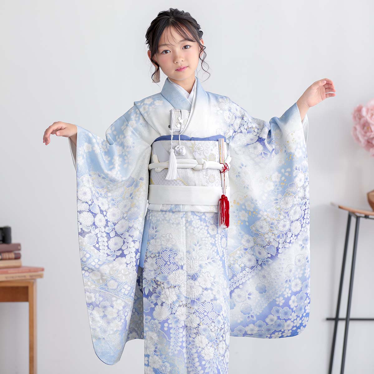 七五三七歳四つ身：N226 【正絹】白×淡ブルー 金通し辻が花 | 七五三