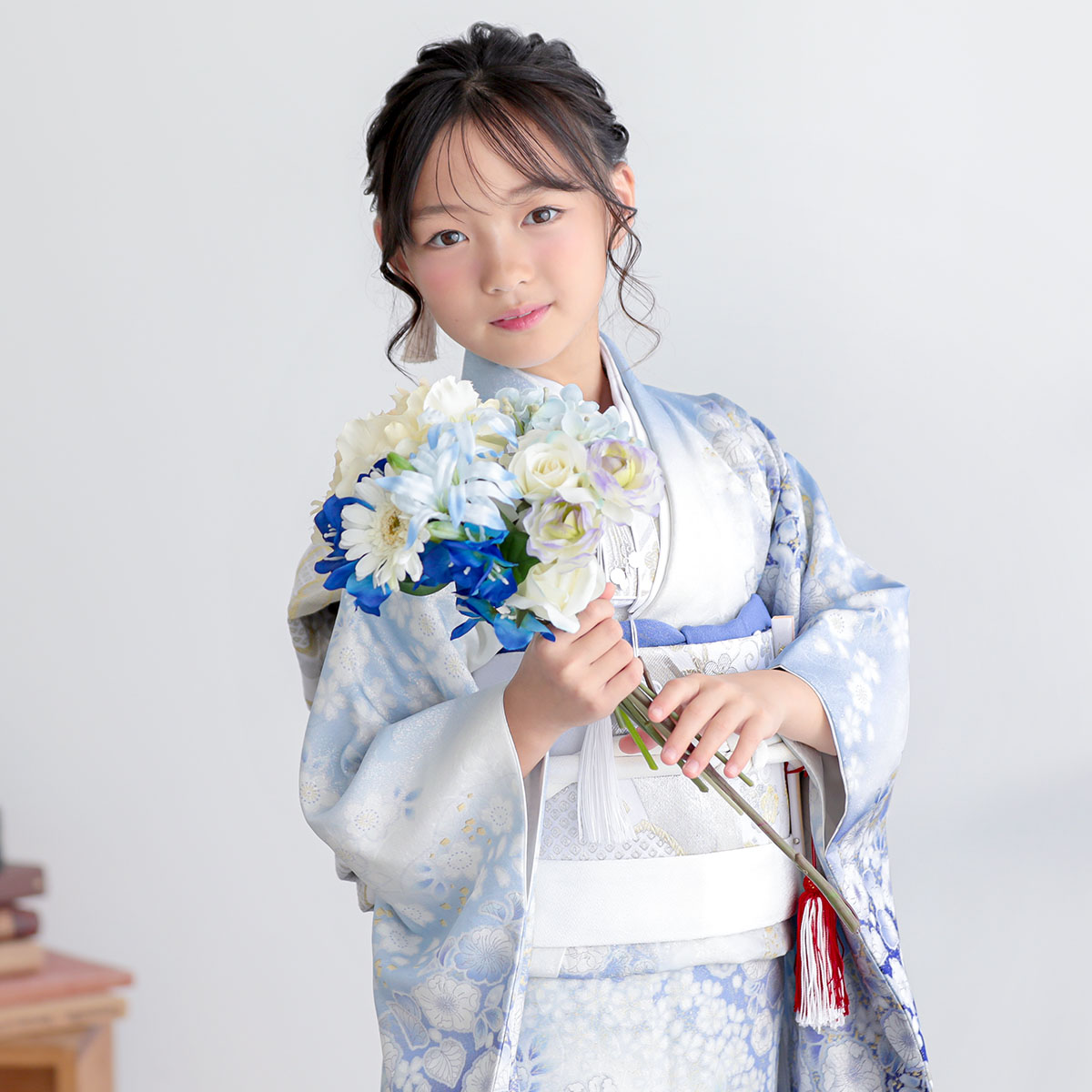 七五三七歳四つ身：N226 【正絹】白×淡ブルー 金通し辻が花 | 七五三