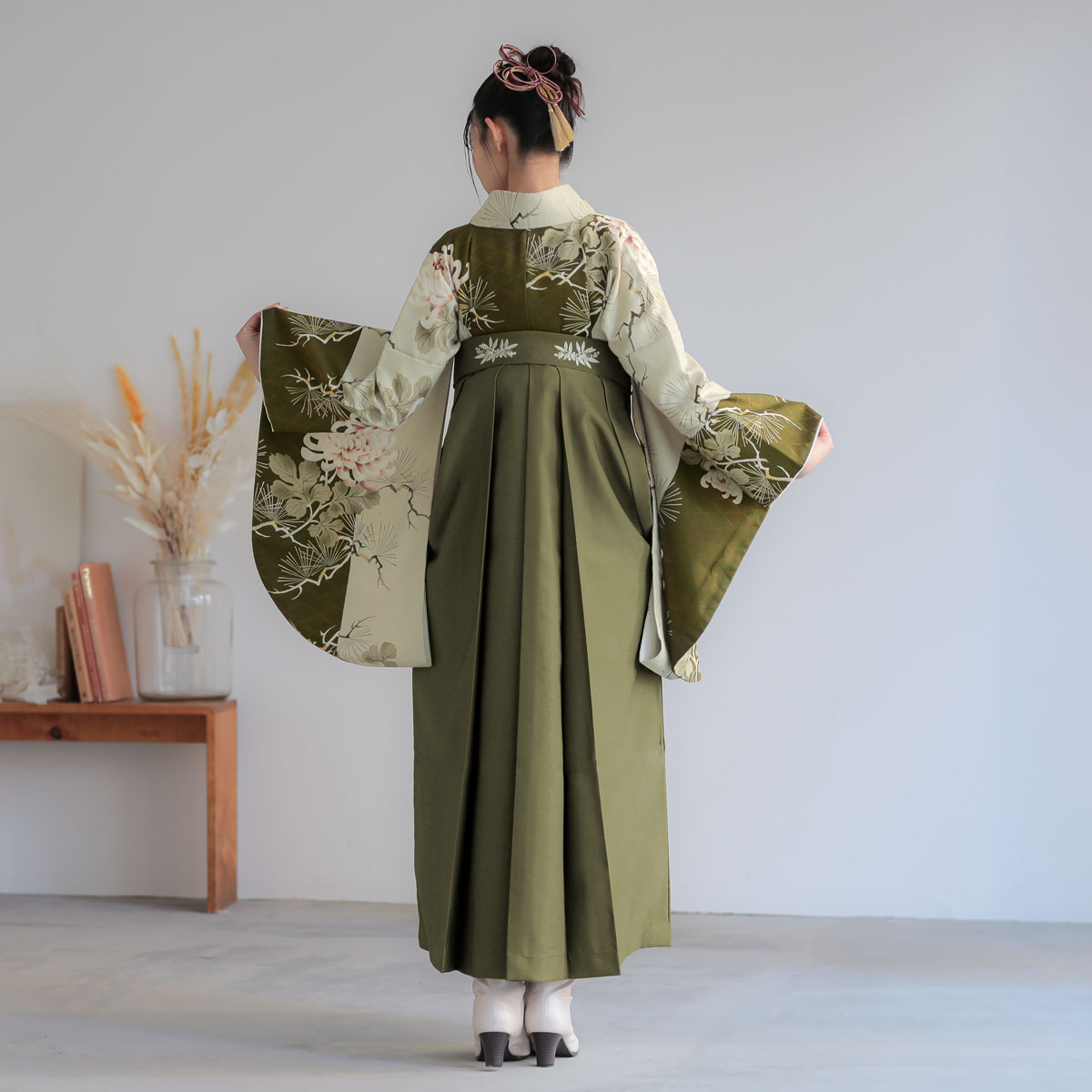 2尺袖 ブランド ポリエステル着物 和風館 縦金通し 大輪 袴用 二尺袖袴：そしてゆめG1015 薄黄緑×抹茶 菊に松│ 袴レンタル │ 京都