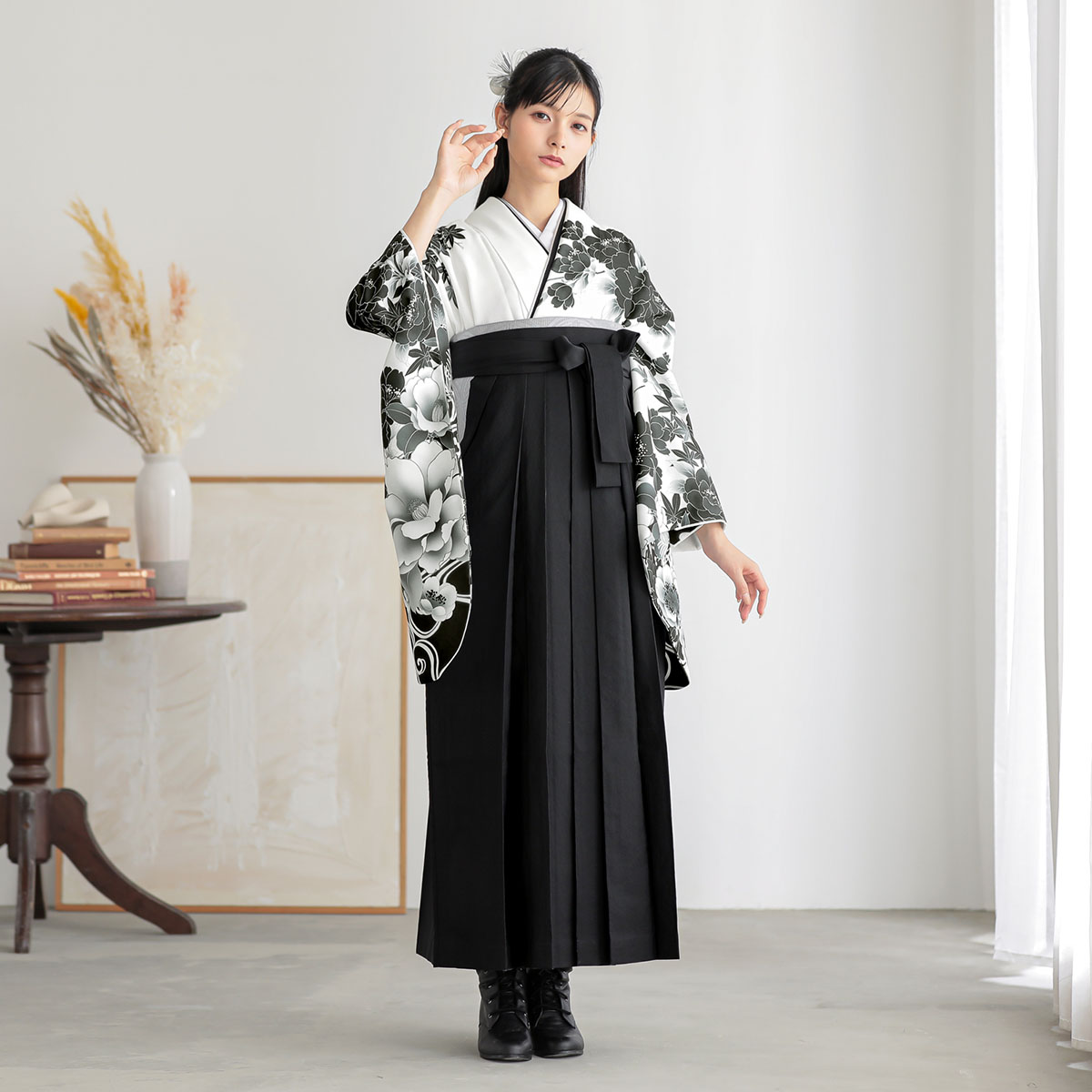 二尺袖袴：G1038 白x黒 桜楓に椿│ 袴レンタル │ 京都着物レンタル夢館