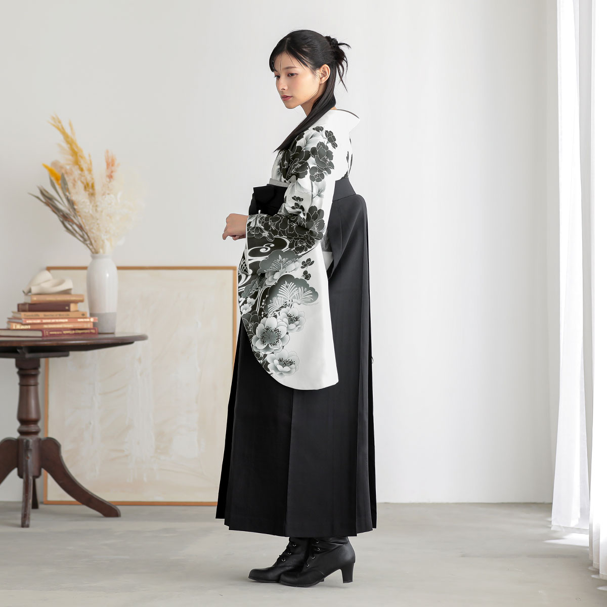 二尺袖袴：G1038 白x黒 桜楓に椿│ 袴レンタル │ 京都着物レンタル夢館