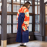 二尺袖袴：モダンアンテナG885 朱色 花矢絣鹿の子│ 袴レンタル