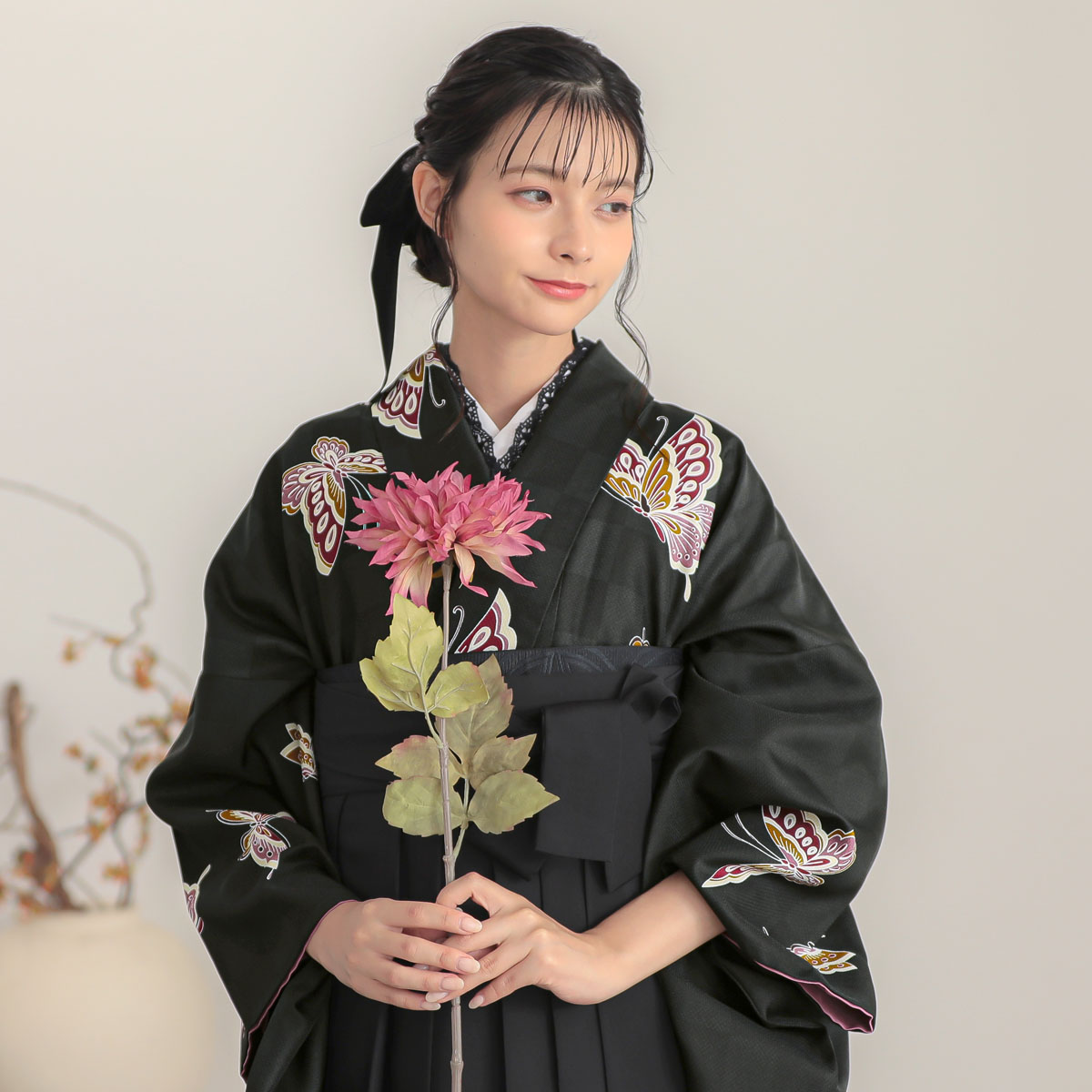 2尺袖 ブランド ポリエステル着物 九重 松竹梅 蝶 袴用 二尺袖袴：G956 黒 市松に蝶│ 袴レンタル │ 京都着物レンタル夢館