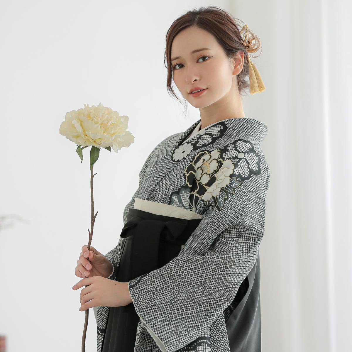 二尺袖袴：G987 墨黒 菊牡丹に疋田│ 袴レンタル │ 京都着物レンタル夢館