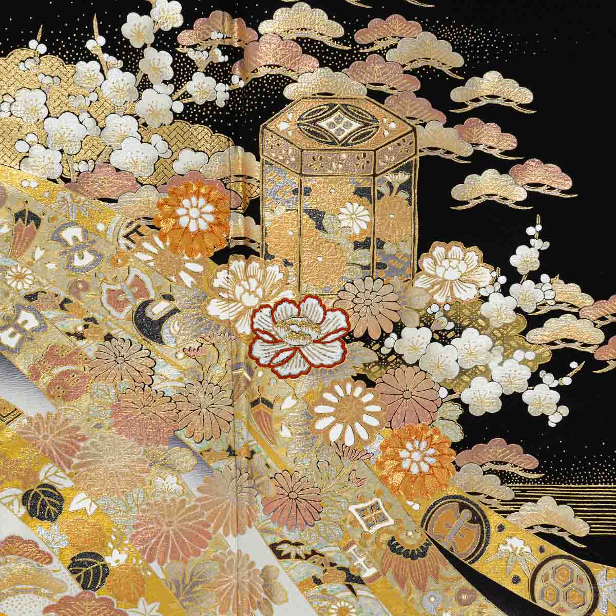 黒留袖：T441 桂由美 貝桶熨斗に吉祥草花| 黒留袖レンタル │ 京都着物