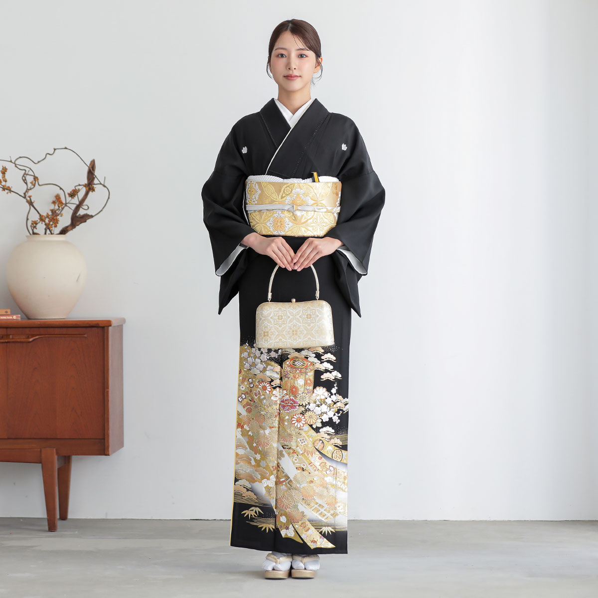 黒留袖：T453 桂由美 貝桶熨斗に吉祥草花(T454)| 黒留袖レンタル