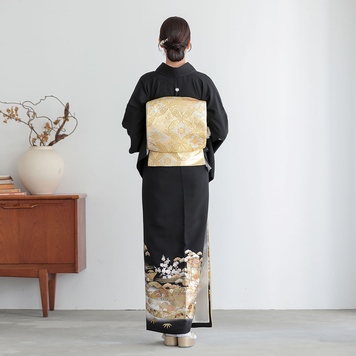 黒留袖：T453 桂由美 貝桶熨斗に吉祥草花(T454)| 黒留袖レンタル